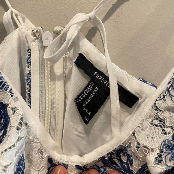 Gorgeous white with blue floral pattern - Picture 4 of 4